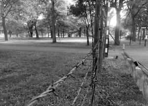 Achter het prikkeldraad.