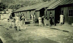 Links zie je Geertje van der Molen in Kamp Schoorl.  Bron: http://www.geertsterringastichting.nl/publicaties/noorderlicht/