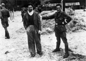 Een bewaker met een joodse gevangene. Bron: Go2War2.nl