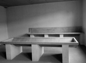 De wasbakken die in een barak stonden.