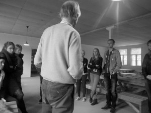 De groep in een barak.