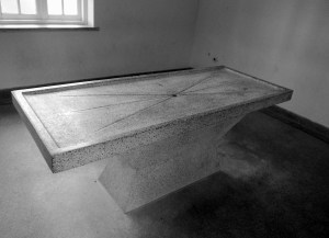 Op zo'n tafel werden de secties verricht.