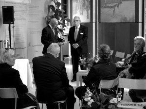 De herinneringszegel wordt overhandigd aan Frans van den Berg.