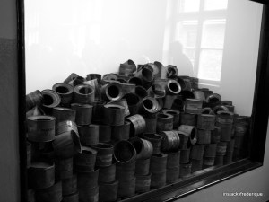 De potten waar het gas Zyklon B in zat.