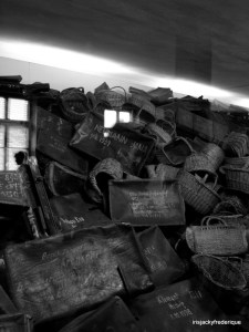 Koffers en mandjes waar baby's in vervoerd werden.