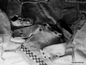 Kleertjes van een kindje die is omgekomen in een gaskamer.