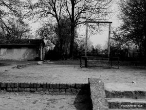 De galg. In 1947 is hier ook de kampcommandant Rudolf Höss en zijn vrouw opgehangen.