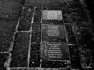 Een steentje met weinig woorden, maar met een grote boodschap.